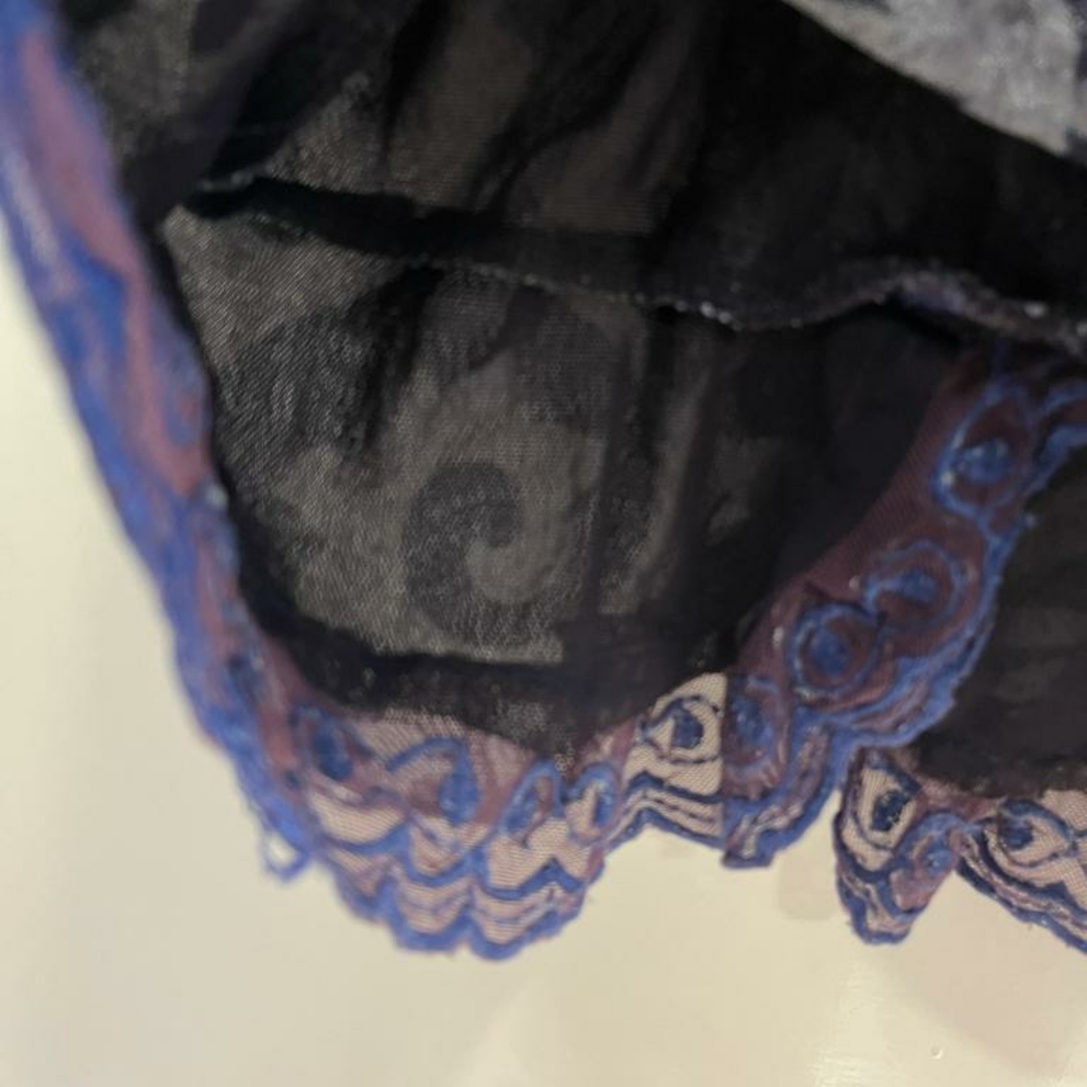 Purple lace top with pearl detailing - Picture 9 of 15